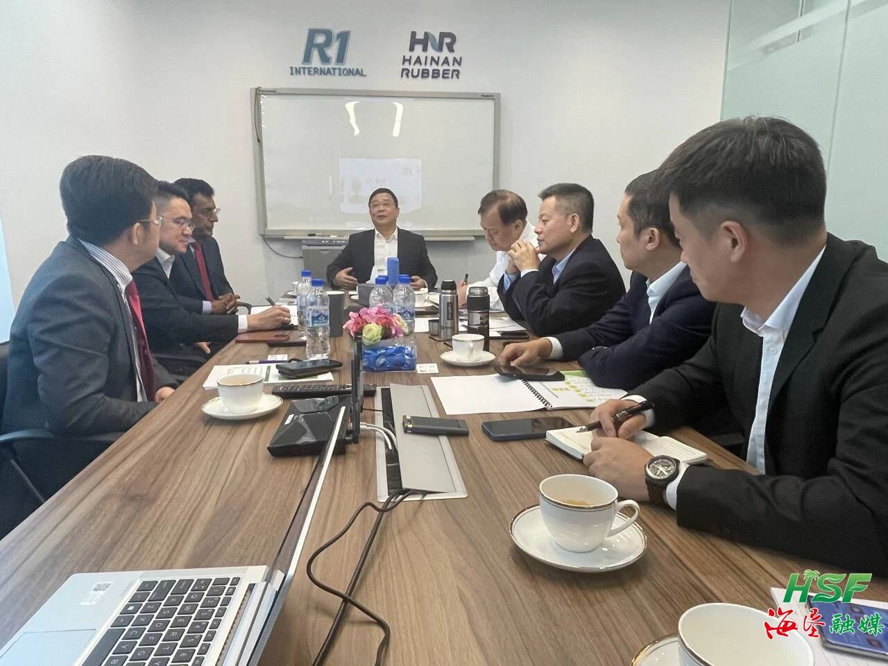 包洪文一行與R1公司座談交流。
